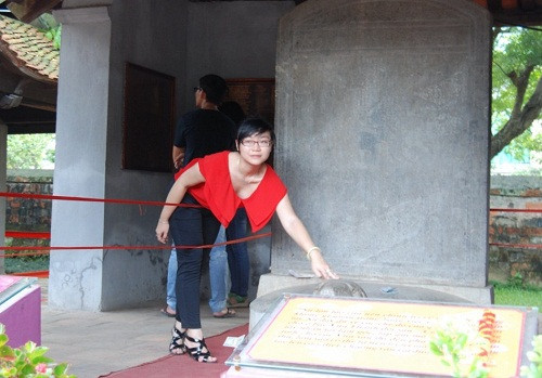 Sĩ tử truyền tai nhau sờ được đầu cụ rùa là sẽ gặp may, bài làm chắc chắn tốt, đỗ đại học chỉ nằm trong tầm tay. ĐÁP ÁN THI CAO ĐẲNG 2012 CỦA BỘ GIÁO DỤC: ĐÁP ÁN TIẾNG ANH KHỐI A1, D HỆ CAO ĐẲNG 2012 - ĐÁP ÁN MÔN VẬT LÍ KHỐI A, A1 HỆ CAO ĐẲNG 2012 - ĐÁP ÁN MÔN HÓA KHỐI A, B - ĐÁP ÁN MÔN TOÁN KHỐI A, A1, B, D HỆ CAO ĐẲNG 2012 - ĐÁP ÁN MÔN VĂN KHỐI C, D HỆ CAO ĐẲNG 2012 - ĐÁP ÁN TIẾNG TRUNG, PHÁP, NGA HỆ CAO ĐẲNG 2012 Sĩ tử truyền tai nhau sờ được đầu cụ rùa là sẽ gặp may, bài làm chắc chắn tốt, đỗ đại học chỉ nằm trong tầm tay. ĐÁP ÁN THI CAO ĐẲNG 2012 CỦA BỘ GIÁO DỤC: ĐÁP ÁN TIẾNG ANH KHỐI A1, D HỆ CAO ĐẲNG 2012 - ĐÁP ÁN MÔN VẬT LÍ KHỐI A, A1 HỆ CAO ĐẲNG 2012 - ĐÁP ÁN MÔN HÓA KHỐI A, B - ĐÁP ÁN MÔN TOÁN KHỐI A, A1, B, D HỆ CAO ĐẲNG 2012 - ĐÁP ÁN MÔN VĂN KHỐI C, D HỆ CAO ĐẲNG 2012 - ĐÁP ÁN TIẾNG TRUNG, PHÁP, NGA HỆ CAO ĐẲNG 2012