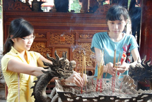 Văn Miếu – Quốc Tử Giám, Hà Nội luôn tấp nập các thí sinh, phụ huynh tới cầu may cho kỳ thi Đại học, Cao đẳng những ngày đầu tháng 7. ĐÁP ÁN THI CAO ĐẲNG 2012 CỦA BỘ GIÁO DỤC: ĐÁP ÁN TIẾNG ANH KHỐI A1, D HỆ CAO ĐẲNG 2012 - ĐÁP ÁN MÔN VẬT LÍ KHỐI A, A1 HỆ CAO ĐẲNG 2012 - ĐÁP ÁN MÔN HÓA KHỐI A, B - ĐÁP ÁN MÔN TOÁN KHỐI A, A1, B, D HỆ CAO ĐẲNG 2012 - ĐÁP ÁN MÔN VĂN KHỐI C, D HỆ CAO ĐẲNG 2012 - ĐÁP ÁN TIẾNG TRUNG, PHÁP, NGA HỆ CAO ĐẲNG 2012 Văn Miếu – Quốc Tử Giám, Hà Nội luôn tấp nập các thí sinh, phụ huynh tới cầu may cho kỳ thi Đại học, Cao đẳng những ngày đầu tháng 7. ĐÁP ÁN THI CAO ĐẲNG 2012 CỦA BỘ GIÁO DỤC: ĐÁP ÁN TIẾNG ANH KHỐI A1, D HỆ CAO ĐẲNG 2012 - ĐÁP ÁN MÔN VẬT LÍ KHỐI A, A1 HỆ CAO ĐẲNG 2012 - ĐÁP ÁN MÔN HÓA KHỐI A, B - ĐÁP ÁN MÔN TOÁN KHỐI A, A1, B, D HỆ CAO ĐẲNG 2012 - ĐÁP ÁN MÔN VĂN KHỐI C, D HỆ CAO ĐẲNG 2012 - ĐÁP ÁN TIẾNG TRUNG, PHÁP, NGA HỆ CAO ĐẲNG 2012