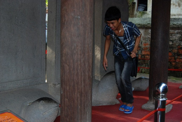 Sĩ tử này chạy hẳn vào trong để sờ... hàng loạt đầu rùa lấy may. Bạn tnày nói cảm thấy tự tin hơn khi đã sờ được hết đầu các cụ rùa (?). ĐÁP ÁN THI CAO ĐẲNG 2012 CỦA BỘ GIÁO DỤC: ĐÁP ÁN TIẾNG ANH KHỐI A1, D HỆ CAO ĐẲNG 2012 - ĐÁP ÁN MÔN VẬT LÍ KHỐI A, A1 HỆ CAO ĐẲNG 2012 - ĐÁP ÁN MÔN HÓA KHỐI A, B - ĐÁP ÁN MÔN TOÁN KHỐI A, A1, B, D HỆ CAO ĐẲNG 2012 - ĐÁP ÁN MÔN VĂN KHỐI C, D HỆ CAO ĐẲNG 2012 - ĐÁP ÁN TIẾNG TRUNG, PHÁP, NGA HỆ CAO ĐẲNG 2012 Sĩ tử này chạy hẳn vào trong để sờ... hàng loạt đầu rùa lấy may. Bạn tnày nói cảm thấy tự tin hơn khi đã sờ được hết đầu các cụ rùa (?). ĐÁP ÁN THI CAO ĐẲNG 2012 CỦA BỘ GIÁO DỤC: ĐÁP ÁN TIẾNG ANH KHỐI A1, D HỆ CAO ĐẲNG 2012 - ĐÁP ÁN MÔN VẬT LÍ KHỐI A, A1 HỆ CAO ĐẲNG 2012 - ĐÁP ÁN MÔN HÓA KHỐI A, B - ĐÁP ÁN MÔN TOÁN KHỐI A, A1, B, D HỆ CAO ĐẲNG 2012 - ĐÁP ÁN MÔN VĂN KHỐI C, D HỆ CAO ĐẲNG 2012 - ĐÁP ÁN TIẾNG TRUNG, PHÁP, NGA HỆ CAO ĐẲNG 2012