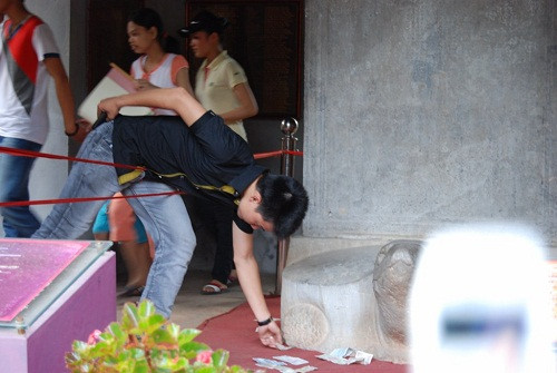 Sĩ tử này đặt tiền dưới đầu cụ rùa. Như vậy, trong mắt một số bạn trẻ, Văn Miếu – Quốc Tử Giám đã trở thành nơi cầu may rủi, chứ không phải là nơi tôn vinh lòng hiếu học. Sĩ tử này đặt tiền dưới đầu cụ rùa. Như vậy, trong mắt một số bạn trẻ, Văn Miếu – Quốc Tử Giám đã trở thành nơi cầu may rủi, chứ không phải là nơi tôn vinh lòng hiếu học.