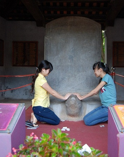 "Mong cụ rùa phù hộ độ trì cho con thi tốt". Không biết đến bao giờ những cảnh như thế này mới chấm dứt? ĐÁP ÁN THI CAO ĐẲNG 2012 CỦA BỘ GIÁO DỤC: ĐÁP ÁN TIẾNG ANH KHỐI A1, D HỆ CAO ĐẲNG 2012 - ĐÁP ÁN MÔN VẬT LÍ KHỐI A, A1 HỆ CAO ĐẲNG 2012 - ĐÁP ÁN MÔN HÓA KHỐI A, B - ĐÁP ÁN MÔN TOÁN KHỐI A, A1, B, D HỆ CAO ĐẲNG 2012 - ĐÁP ÁN MÔN VĂN KHỐI C, D HỆ CAO ĐẲNG 2012 - ĐÁP ÁN TIẾNG TRUNG, PHÁP, NGA HỆ CAO ĐẲNG 2012 "Mong cụ rùa phù hộ độ trì cho con thi tốt". Không biết đến bao giờ những cảnh như thế này mới chấm dứt? ĐÁP ÁN THI CAO ĐẲNG 2012 CỦA BỘ GIÁO DỤC: ĐÁP ÁN TIẾNG ANH KHỐI A1, D HỆ CAO ĐẲNG 2012 - ĐÁP ÁN MÔN VẬT LÍ KHỐI A, A1 HỆ CAO ĐẲNG 2012 - ĐÁP ÁN MÔN HÓA KHỐI A, B - ĐÁP ÁN MÔN TOÁN KHỐI A, A1, B, D HỆ CAO ĐẲNG 2012 - ĐÁP ÁN MÔN VĂN KHỐI C, D HỆ CAO ĐẲNG 2012 - ĐÁP ÁN TIẾNG TRUNG, PHÁP, NGA HỆ CAO ĐẲNG 2012