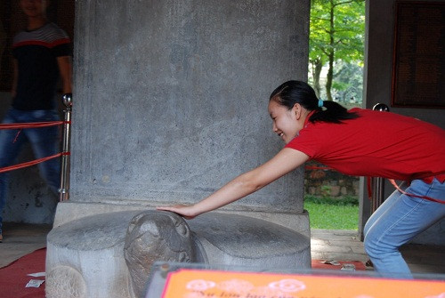 Mặc dù phía ngoài đã có các biển báo yêu cầu khách tham quan không đi vào khu vực cấm, nhưng dường như "sờ đầu rùa" lấy may đã trở thành hiệu ứng và năm nào cảnh này cũng diễn ra. ĐÁP ÁN THI CAO ĐẲNG 2012 CỦA BỘ GIÁO DỤC: ĐÁP ÁN TIẾNG ANH KHỐI A1, D HỆ CAO ĐẲNG 2012 - ĐÁP ÁN MÔN VẬT LÍ KHỐI A, A1 HỆ CAO ĐẲNG 2012 - ĐÁP ÁN MÔN HÓA KHỐI A, B - ĐÁP ÁN MÔN TOÁN KHỐI A, A1, B, D HỆ CAO ĐẲNG 2012 - ĐÁP ÁN MÔN VĂN KHỐI C, D HỆ CAO ĐẲNG 2012 - ĐÁP ÁN TIẾNG TRUNG, PHÁP, NGA HỆ CAO ĐẲNG 2012 Mặc dù phía ngoài đã có các biển báo yêu cầu khách tham quan không đi vào khu vực cấm, nhưng dường như "sờ đầu rùa" lấy may đã trở thành hiệu ứng và năm nào cảnh này cũng diễn ra. ĐÁP ÁN THI CAO ĐẲNG 2012 CỦA BỘ GIÁO DỤC: ĐÁP ÁN TIẾNG ANH KHỐI A1, D HỆ CAO ĐẲNG 2012 - ĐÁP ÁN MÔN VẬT LÍ KHỐI A, A1 HỆ CAO ĐẲNG 2012 - ĐÁP ÁN MÔN HÓA KHỐI A, B - ĐÁP ÁN MÔN TOÁN KHỐI A, A1, B, D HỆ CAO ĐẲNG 2012 - ĐÁP ÁN MÔN VĂN KHỐI C, D HỆ CAO ĐẲNG 2012 - ĐÁP ÁN TIẾNG TRUNG, PHÁP, NGA HỆ CAO ĐẲNG 2012