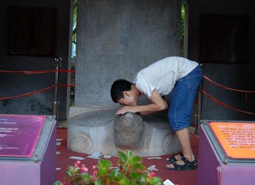 Một hành động cầu may độc... sĩ tử sờ đầu rùa vẫn chưa yên tâm nên đã hôn lên đầu "cụ". ĐÁP ÁN THI CAO ĐẲNG 2012 CỦA BỘ GIÁO DỤC: ĐÁP ÁN TIẾNG ANH KHỐI A1, D HỆ CAO ĐẲNG 2012 - ĐÁP ÁN MÔN VẬT LÍ KHỐI A, A1 HỆ CAO ĐẲNG 2012 - ĐÁP ÁN MÔN HÓA KHỐI A, B - ĐÁP ÁN MÔN TOÁN KHỐI A, A1, B, D HỆ CAO ĐẲNG 2012 - ĐÁP ÁN MÔN VĂN KHỐI C, D HỆ CAO ĐẲNG 2012 - ĐÁP ÁN TIẾNG TRUNG, PHÁP, NGA HỆ CAO ĐẲNG 2012 Một hành động cầu may độc... sĩ tử sờ đầu rùa vẫn chưa yên tâm nên đã hôn lên đầu "cụ". ĐÁP ÁN THI CAO ĐẲNG 2012 CỦA BỘ GIÁO DỤC: ĐÁP ÁN TIẾNG ANH KHỐI A1, D HỆ CAO ĐẲNG 2012 - ĐÁP ÁN MÔN VẬT LÍ KHỐI A, A1 HỆ CAO ĐẲNG 2012 - ĐÁP ÁN MÔN HÓA KHỐI A, B - ĐÁP ÁN MÔN TOÁN KHỐI A, A1, B, D HỆ CAO ĐẲNG 2012 - ĐÁP ÁN MÔN VĂN KHỐI C, D HỆ CAO ĐẲNG 2012 - ĐÁP ÁN TIẾNG TRUNG, PHÁP, NGA HỆ CAO ĐẲNG 2012