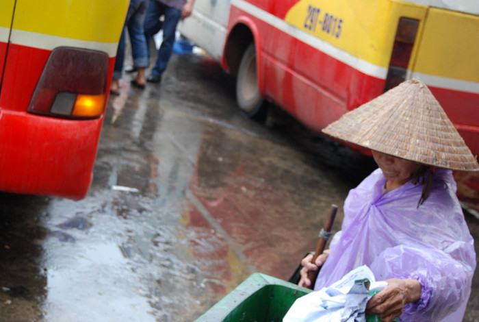 Dù trờ mưa, vẫn có những người mưu sinh kiếm sống Dù trờ mưa, vẫn có những người mưu sinh kiếm sống
