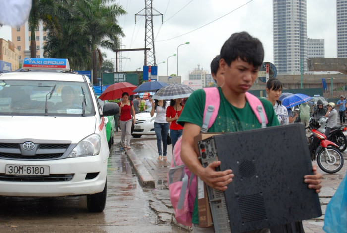 Thí sinh khệ nệ bê đồ giữa trời mưa. Thí sinh khệ nệ bê đồ giữa trời mưa.