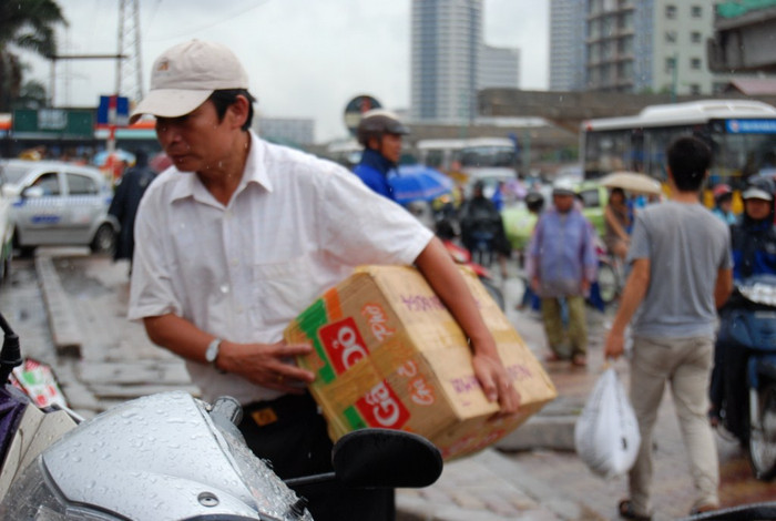 Phụ huynh mang cả mì tôm lên Hà Nội. Phụ huynh mang cả mì tôm lên Hà Nội.