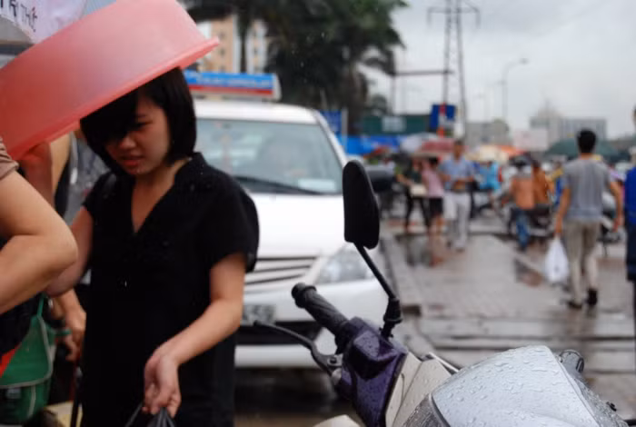 Một biện pháp tránh mưa độc đáo của thí sinh. Một biện pháp tránh mưa độc đáo của thí sinh.