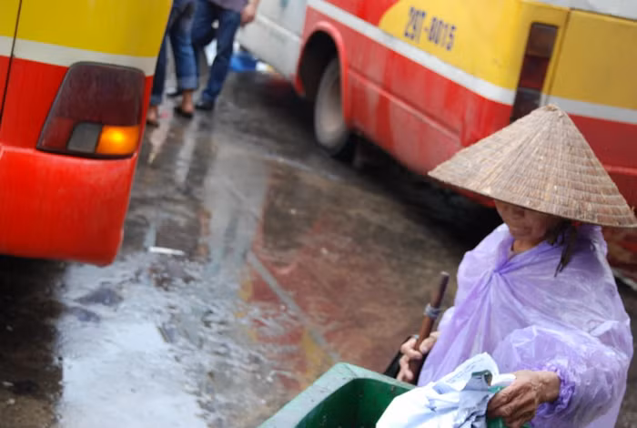 Dù trờ mưa, vẫn có những người mưu sinh kiếm sống Dù trờ mưa, vẫn có những người mưu sinh kiếm sống