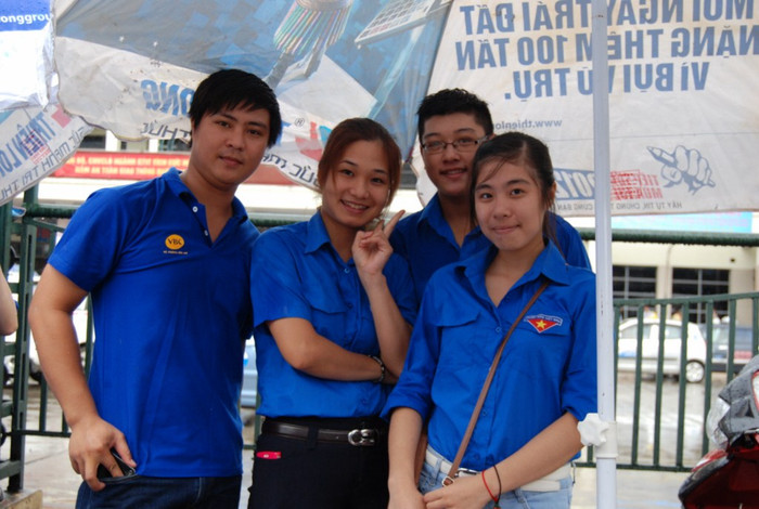 Thanh niên tình nguyện vẫn hoạt động hăng say dưới trời mưa Thanh niên tình nguyện vẫn hoạt động hăng say dưới trời mưa