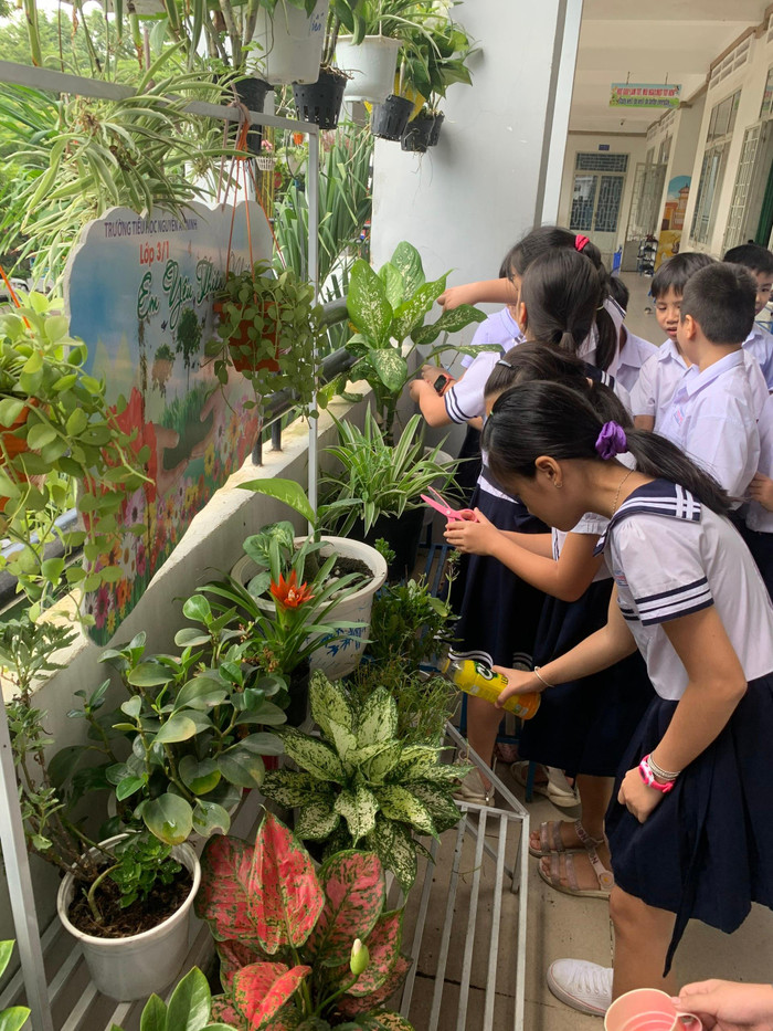 Học sinh tự chăm sóc cây kiểng. Ảnh: Hữu Đức Học sinh tự chăm sóc cây kiểng. Ảnh: Hữu Đức