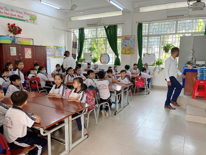Các em học sinh thích thú trong giờ học Anh văn. Ảnh: Hữu Đức Các em học sinh thích thú trong giờ học Anh văn. Ảnh: Hữu Đức