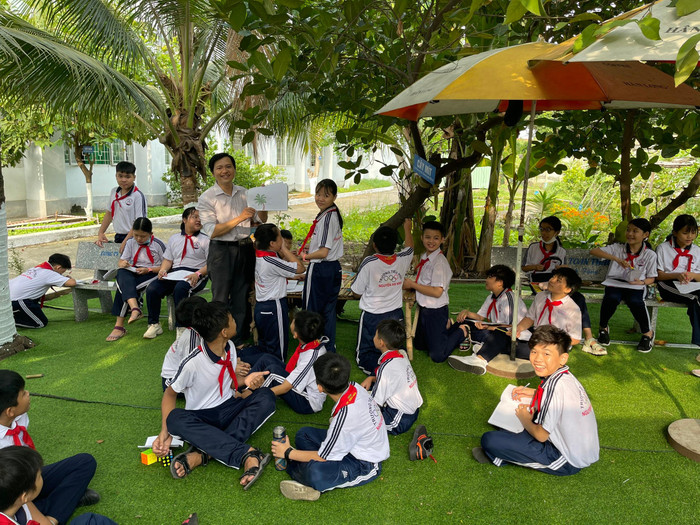 Học sinh vui vẻ trong giờ học ngoài trời. Ảnh: Hữu Đức Học sinh vui vẻ trong giờ học ngoài trời. Ảnh: Hữu Đức