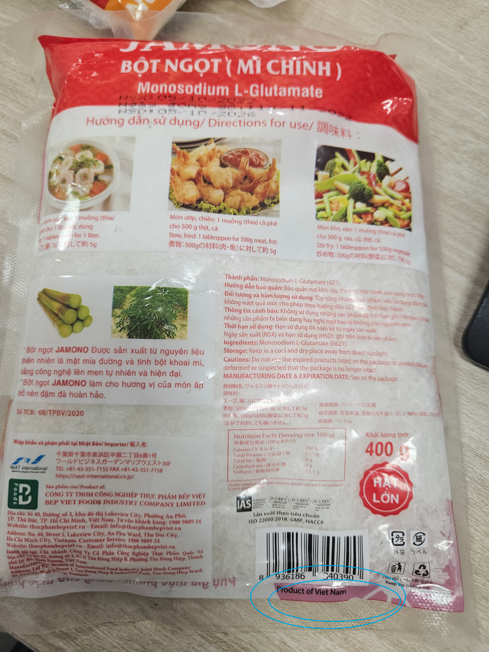 Dòng chữ Product of Vietnam được ghi dưới mép mặt sau bao bì. Trong khi quy định về cách ghi xuất xứ hàng hóa được quy định như sau: Ghi cụm từ “sản xuất tại” hoặc “chế tạo tại”, “nước sản xuất”, “xuất xứ” hoặc “sản xuất bởi” kèm tên nước hoặc vùng lãnh thổ sản xuất ra hàng hóa đó. mi chinh.png