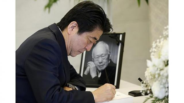 Thủ tướng Nhật Bản Shinzo Abe đến viếng ông Lý Quang Diệu tại đại sứ quán Singapore ở Tokyo ngay hôm 24/3. Ảnh: The Straits Times. Thủ tướng Nhật Bản Shinzo Abe đến viếng ông Lý Quang Diệu tại đại sứ quán Singapore ở Tokyo ngay hôm 24/3. Ảnh: The Straits Times.