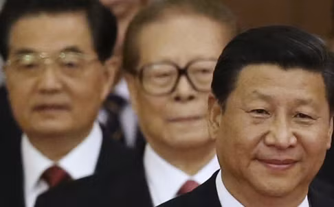Ông Tập Cận Bình và 2 người tiền nhiệm, Giang Trạch Dân, Hồ Cẩm Đào tham gia một sự kiện. Ảnh: SCMP.