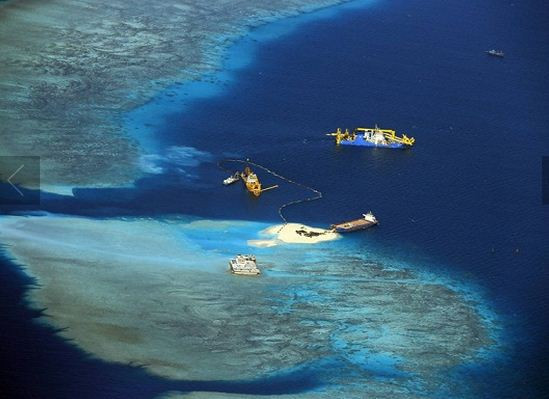 Tàu nạo vét bơm cát đắp nền của Trung Quốc đang hoạt động tại đá Vành Khăn, ngay cạnh công sự nhà nổi Trung Quốc xây trái phép sau khi cưỡng chiếm năm 1995. Tàu nạo vét bơm cát đắp nền của Trung Quốc đang hoạt động tại đá Vành Khăn, ngay cạnh công sự nhà nổi Trung Quốc xây trái phép sau khi cưỡng chiếm năm 1995.