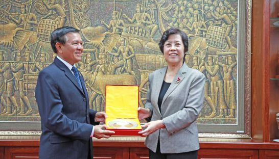 Ông Kem Sokha và bà Bố Kiến Quốc.