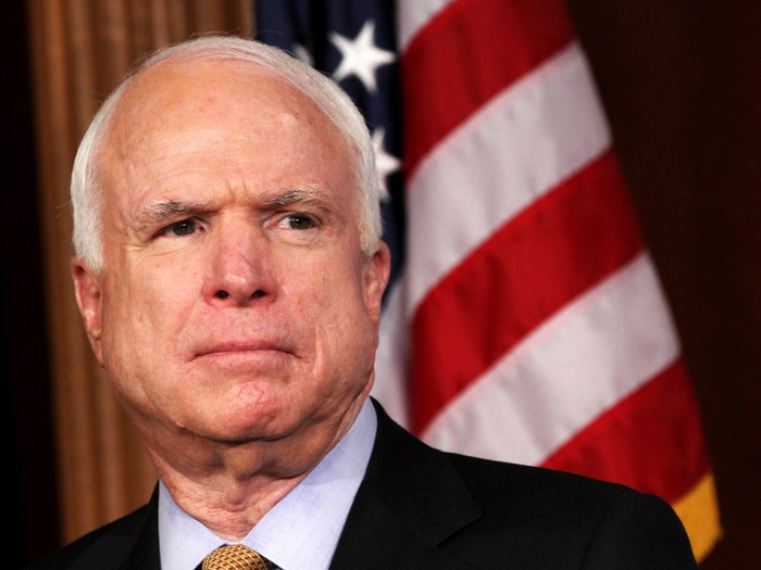 Thượng nghị sĩ John McCain, Chủ tịch Ủy ban Quân vụ Thượng viện Hoa Kỳ. Thượng nghị sĩ John McCain, Chủ tịch Ủy ban Quân vụ Thượng viện Hoa Kỳ.