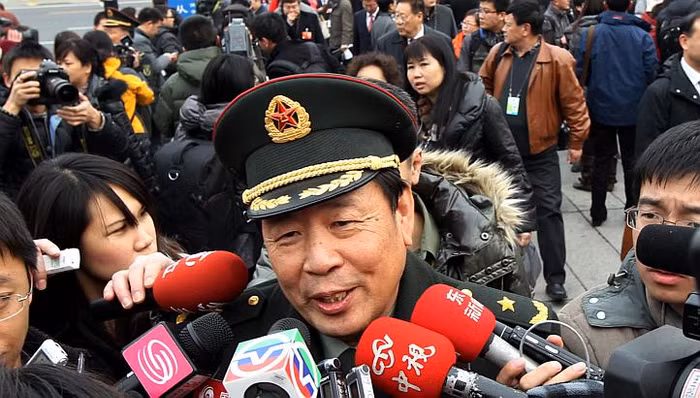 La Viện trong "vòng vây" báo chí.