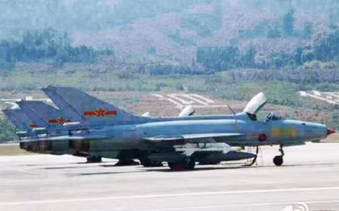 Chiến đấu cơ Trung Quốc tập kết ở Lâm Thương. Chiến đấu cơ Trung Quốc tập kết ở Lâm Thương.