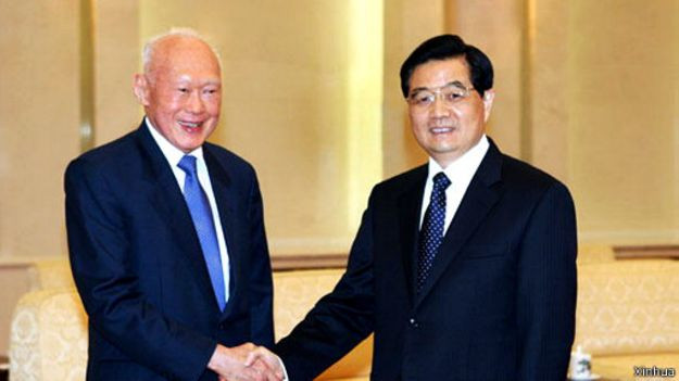 Ông Lý Quang Diệu từng lưu ý, bộ đôi Hồ Cẩm Đào - Ôn Gia Bảo và thế hệ lãnh đạo Trung Quốc thời đó do Liên Xô đào tạo. Nhưng dàn lãnh đạo trẻ ngày nay nhiều khả năng được học hành bài bản từ phương Tây Ảnh ông Lý Quang Diệu và ông Hồ Cẩm Đào, nguồn: BBC tiếng Trung Quốc. Ông Lý Quang Diệu từng lưu ý, bộ đôi Hồ Cẩm Đào - Ôn Gia Bảo và thế hệ lãnh đạo Trung Quốc thời đó do Liên Xô đào tạo. Nhưng dàn lãnh đạo trẻ ngày nay nhiều khả năng được học hành bài bản từ phương Tây Ảnh ông Lý Quang Diệu và ông Hồ Cẩm Đào, nguồn: BBC tiếng Trung Quốc.