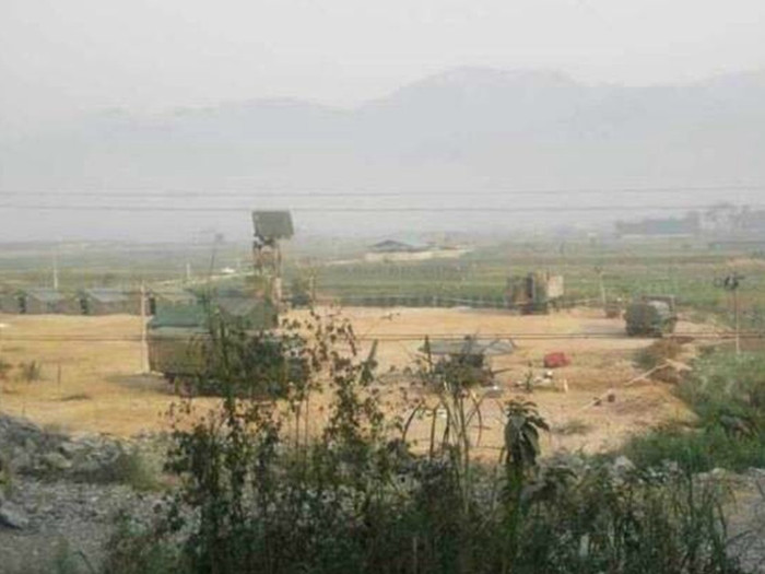 Hệ thống radar, xe quân sự Trung Quốc giáp biên giới với Myanmar trực chiến. Hệ thống radar, xe quân sự Trung Quốc giáp biên giới với Myanmar trực chiến.