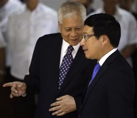 Ngoại trưởng Philippines Albert del Rosario và Phó Thủ tướng kiêm Bộ trưởng Ngoại giao Phạm Bình Minh.