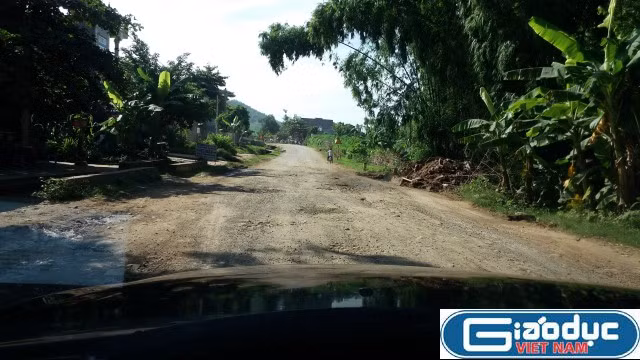 Con đường QL4G bị cày nát, xới tung bởi những đoàn xe chở cát trọng tải lớn ngày đêm quần thảo. Ảnh: Duy Phong