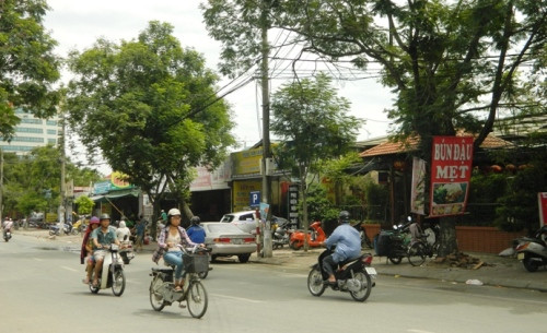 Khu đất giáp đường Võ Thị Sáu tại góc phía Tây Bắc công viên Tuổi trẻ Thủ đô. Hiện có 17 hộ gia đình tái lấn chiếm diện tích mặt bằng đã bàn giao. Ảnh: Phan Thiên Khu đất giáp đường Võ Thị Sáu tại góc phía Tây Bắc công viên Tuổi trẻ Thủ đô. Hiện có 17 hộ gia đình tái lấn chiếm diện tích mặt bằng đã bàn giao. Ảnh: Phan Thiên