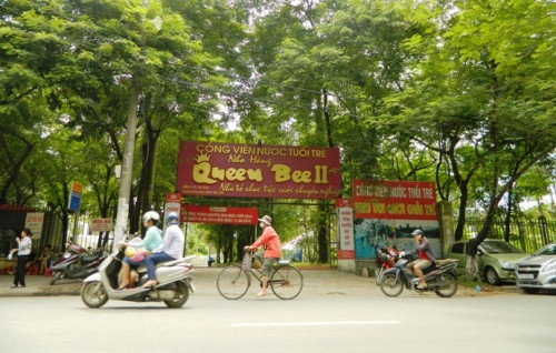Nhà hàng Queen Bee: Theo quy hoạch chi tiết điều chỉnh công viên Tuổi trẻ Thủ đô tỷ lệ 1/500 được UBND thành phố phê duyệt, khu đất nhà hàng Queen Bee là đất cây xanh (ô số 17), hiện có nhà 2 tầng kinh doanh ăn uống.. Ảnh: Phan Thiên Nhà hàng Queen Bee: Theo quy hoạch chi tiết điều chỉnh công viên Tuổi trẻ Thủ đô tỷ lệ 1/500 được UBND thành phố phê duyệt, khu đất nhà hàng Queen Bee là đất cây xanh (ô số 17), hiện có nhà 2 tầng kinh doanh ăn uống.. Ảnh: Phan Thiên