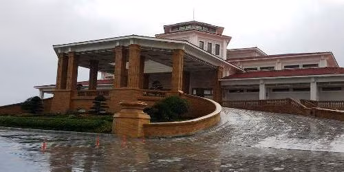 Khu nhà hội quán golf, trong phê duyệt là 2 tầng nhưng thực tế xây dựng 5 tầng. Ảnh: Phan Thiên