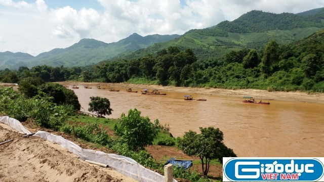 hàng chục tàu hút cát trái phép nối đuôi nhau ở huyện Sông Mã. Ảnh Duy Phong hàng chục tàu hút cát trái phép nối đuôi nhau ở huyện Sông Mã. Ảnh Duy Phong