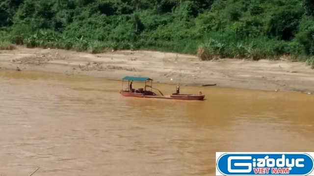 Nạn "cát tặc" đang trở thành vấn đề nhức nhối ở huyện Sông Mã, tỉnh Sơn La. Ảnh: Duy Phong.