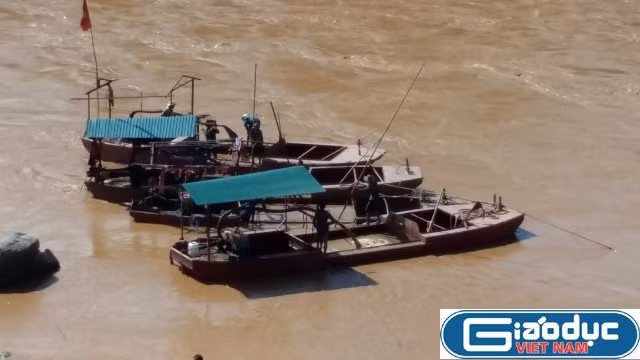 Nạn "cát tặc" ngang nhiên diễn ra giữa "thanh thiên bạch nhật". Ảnh Duy Phong.