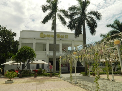 Công trình hoành tráng đến nay chưa bị xử lý. Ảnh Phan Thiên Công trình hoành tráng đến nay chưa bị xử lý. Ảnh Phan Thiên