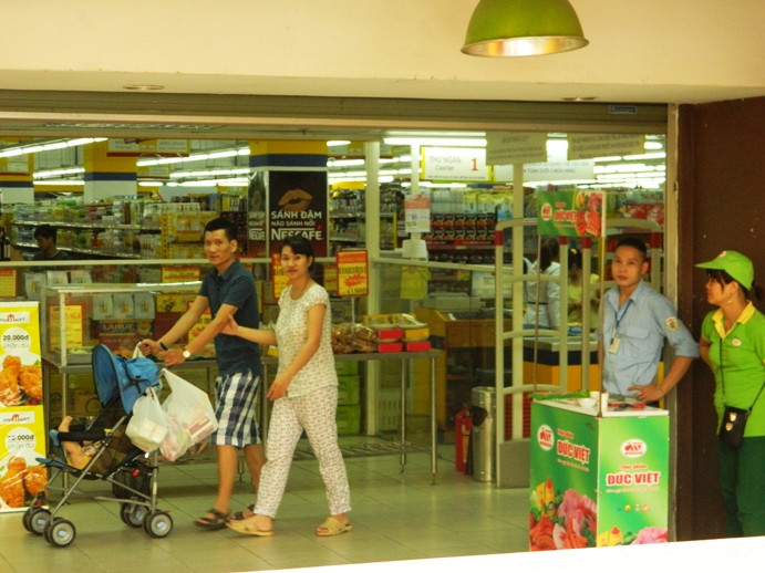 Theo quy hoạch thì tầng hầm công trình sân tennis có mái che 1.5000 chỗ được bố trí làm chỗ đỗ xe, không sử dụng kinh doanh dịch vụ. Tuy nhiên, hiện nay tầng hầm đã là một siêu thị lớn. Ảnh: Phan Thiên Theo quy hoạch thì tầng hầm công trình sân tennis có mái che 1.5000 chỗ được bố trí làm chỗ đỗ xe, không sử dụng kinh doanh dịch vụ. Tuy nhiên, hiện nay tầng hầm đã là một siêu thị lớn. Ảnh: Phan Thiên