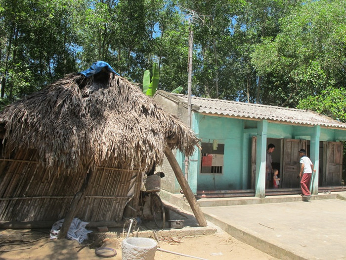 Căn nhà chật hẹp nơi thờ cúng 02 liệt sĩ, hàng chục năm gia đình ông Vũ Hữu Tròn có đơn đề nghị chính quyền cấp Giấy chứng nhận quyền sử dụng đất để ông xây một nơi thờ tự “đàng hoàng” nhưng cũng không được. Ảnh: Hải Minh