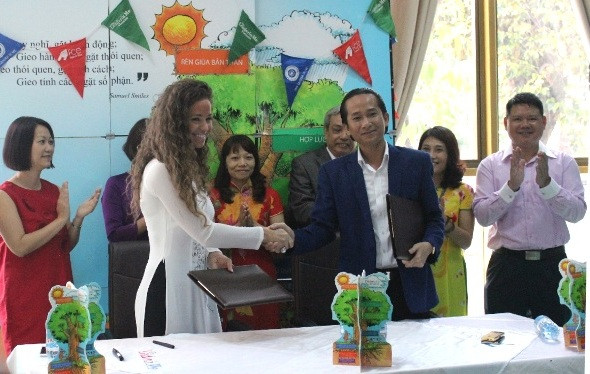 Ông Lê Văn Vân – Phó Chủ tịch HĐQT Trường Mầm non Năng khiếu Louis và bà Ella Bjornsdottir, Giám đốc điều hành Tập đoàn Franklin Covey vùng Trung Đông và Châu Á kí biên bản ghi nhớ hợp tác chương trình The Leader in Me