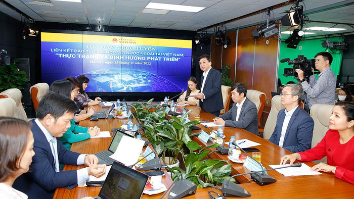 Tọa đàm trực tuyến “Liên kết đào tạo đại học với nước ngoài tại Việt Nam: Thực trạng và định hướng phát triển”. Ảnh: Báo Đại biểu Nhân dân Tọa đàm trực tuyến “Liên kết đào tạo đại học với nước ngoài tại Việt Nam: Thực trạng và định hướng phát triển”. Ảnh: Báo Đại biểu Nhân dân