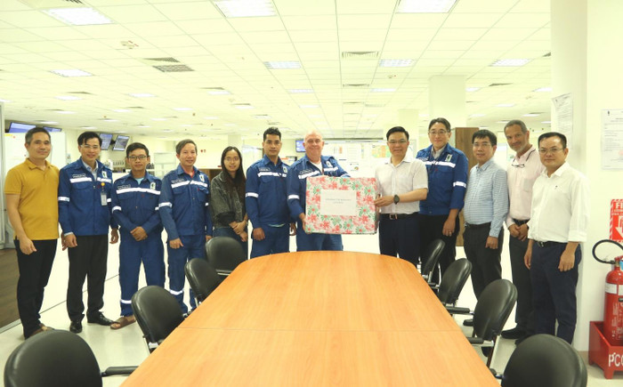 Tổng giám đốc Petrovietnam Lê Mạnh Hùng thăm, tặng quà động viên cán bộ, kỹ sư NSRP. Ảnh: PVN Tổng giám đốc Petrovietnam Lê Mạnh Hùng thăm, tặng quà động viên cán bộ, kỹ sư NSRP. Ảnh: PVN