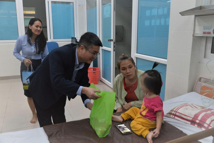 Chủ tịch Công đoàn cơ sở Nguyễn Tấn Dũng và Ban Nữ công Công ty cổ phần Lọc hóa dầu Bình Sơn thăm hỏi, động viên các cháu thiếu nhi đang điều trị tại bệnh viện. Ảnh: BSR Chủ tịch Công đoàn cơ sở Nguyễn Tấn Dũng và Ban Nữ công Công ty cổ phần Lọc hóa dầu Bình Sơn thăm hỏi, động viên các cháu thiếu nhi đang điều trị tại bệnh viện. Ảnh: BSR