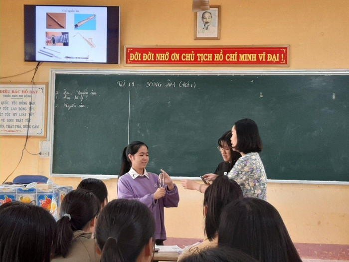 Cô trò trường Trung học cơ sở và Trung học phổ thông Nguyễn Bá Ngọc. Ảnh: Website nhà trường Cô trò trường Trung học cơ sở và Trung học phổ thông Nguyễn Bá Ngọc. Ảnh: Website nhà trường