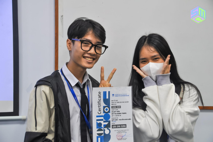 Học sinh trường trung học phổ thông chuyên Khoa học Huế tại cuộc thi "Giọng đọc nhà Chuyên". Ảnh: Fanpage nhà trường Học sinh trường trung học phổ thông chuyên Khoa học Huế tại cuộc thi "Giọng đọc nhà Chuyên". Ảnh: Fanpage nhà trường