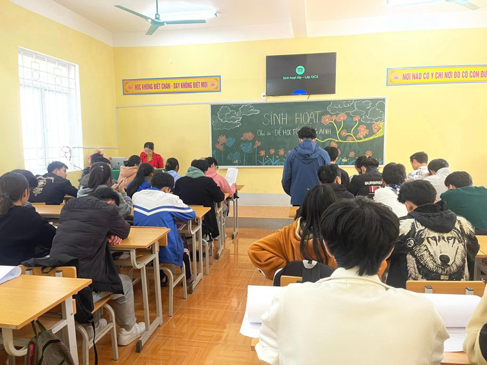 Bên cạnh những khó khăn, trường trung học phổ thông Mèo Vạc cũng đang tích cực đổi mới dạy và học trong mọi điều kiện. Trong ảnh là giờ sinh hoạt tại một lớp học của nhà trường với hình thức mới là một buổi trao đổi, chia sẻ giữa thầy cô giáo và học sinh. Ảnh: Fanpage nhà trường Bên cạnh những khó khăn, trường trung học phổ thông Mèo Vạc cũng đang tích cực đổi mới dạy và học trong mọi điều kiện. Trong ảnh là giờ sinh hoạt tại một lớp học của nhà trường với hình thức mới là một buổi trao đổi, chia sẻ giữa thầy cô giáo và học sinh. Ảnh: Fanpage nhà trường