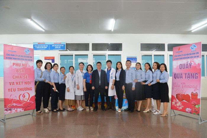 Lãnh đạo Công đoàn cơ sở, Ban Nữ công và các bác sĩ của Bệnh viện Sản - Nhi Quảng Ngãi tại chương trình tặng quà cho các phụ nữ và trẻ em khó khăn của bệnh viện. Ảnh: BSR Lãnh đạo Công đoàn cơ sở, Ban Nữ công và các bác sĩ của Bệnh viện Sản - Nhi Quảng Ngãi tại chương trình tặng quà cho các phụ nữ và trẻ em khó khăn của bệnh viện. Ảnh: BSR