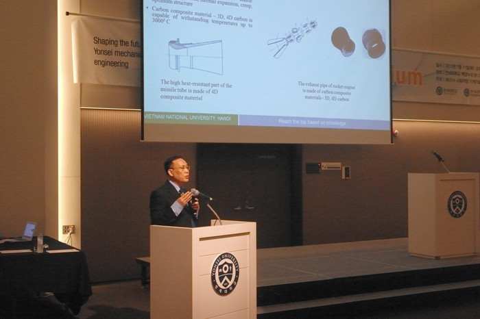 Giáo sư Nguyễn Đình Đức trình bày báo cáo mời tại phiên toàn thể tại Hội thảo quốc tế, Đại học Yonsei, Hàn Quốc (7/2017). Ảnh: NVCC Giáo sư Nguyễn Đình Đức trình bày báo cáo mời tại phiên toàn thể tại Hội thảo quốc tế, Đại học Yonsei, Hàn Quốc (7/2017). Ảnh: NVCC