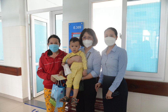 Đại diện Ban Nữ công Công ty cổ phần Lọc hóa dầu Bình Sơn trao gửi những phần quà yêu thương đến người bệnh có hoàn cảnh khó khăn. Ảnh: BSR Đại diện Ban Nữ công Công ty cổ phần Lọc hóa dầu Bình Sơn trao gửi những phần quà yêu thương đến người bệnh có hoàn cảnh khó khăn. Ảnh: BSR