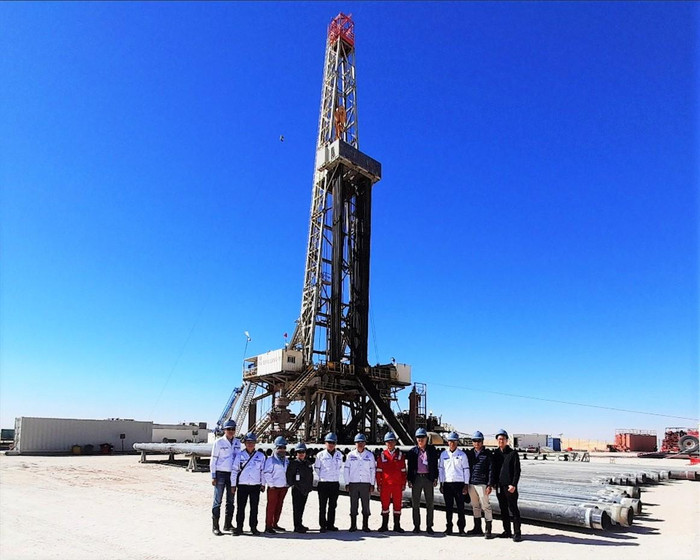 Chủ tịch Hội đồng thành viên Petrovietnam Hoàng Quốc Vượng cùng đoàn công tác chụp hình lưu niệm với cán bộ công nhân viên giàn PV DRILLING 11 tại Algeria. Ảnh: PVN Chủ tịch Hội đồng thành viên Petrovietnam Hoàng Quốc Vượng cùng đoàn công tác chụp hình lưu niệm với cán bộ công nhân viên giàn PV DRILLING 11 tại Algeria. Ảnh: PVN