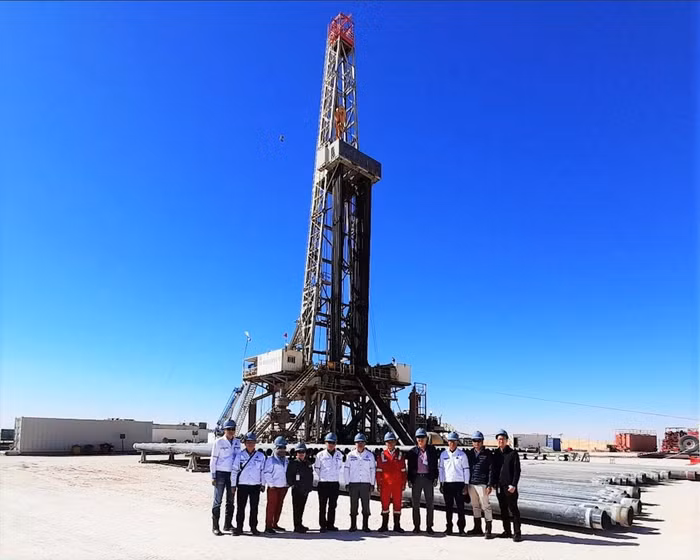 Chủ tịch Hội đồng thành viên Petrovietnam Hoàng Quốc Vượng cùng đoàn công tác chụp hình lưu niệm với cán bộ công nhân viên giàn PV DRILLING 11 tại Algeria. Ảnh: PVN