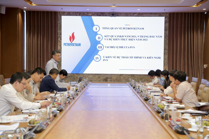 Đại diện Ban Kinh tế Đầu tư báo cáo tổng quan về Petrovietnam. Ảnh: PVN Đại diện Ban Kinh tế Đầu tư báo cáo tổng quan về Petrovietnam. Ảnh: PVN